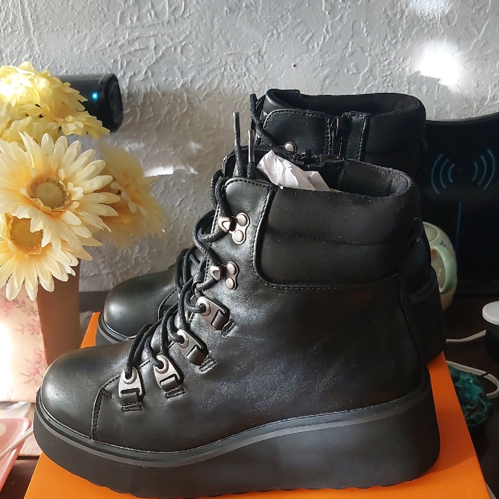 Rocket Dog lightly cushioned foot bed boots sz 9 black women